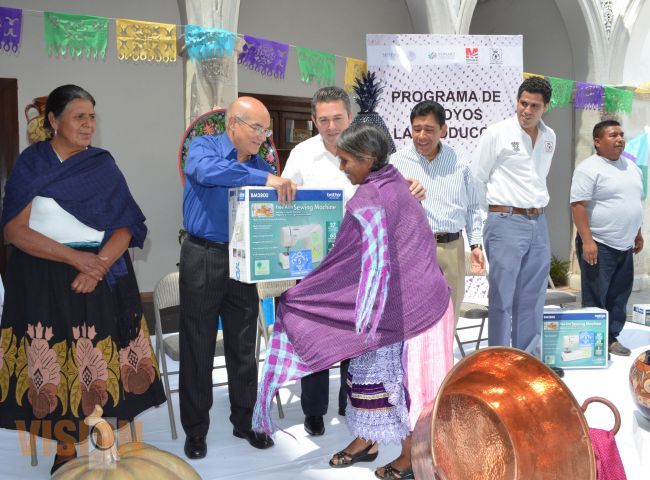 Benefician a 81 artesanas de textiles de Uruapan y la región con máquinas de coser