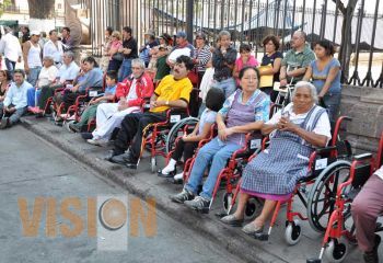 TELMEX y DIF Morelia entregan sillas de ruedas a personas de la tercera edad, jóvenes y niños