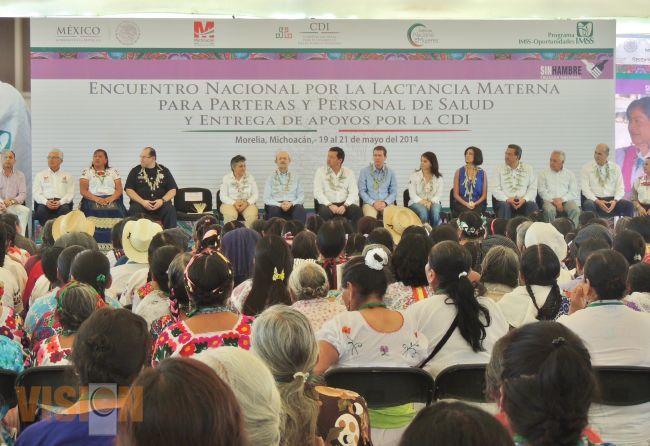 El IMSS reconoce labor de parteras de todo el País.