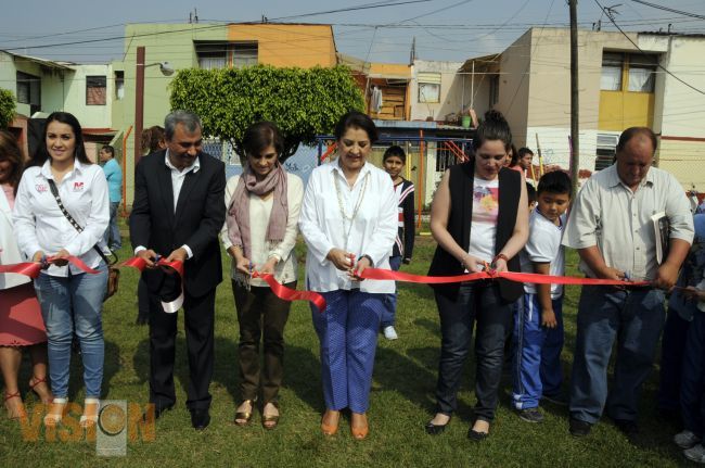 Patricia Mora entrega juegos infantiles en Uruapan.