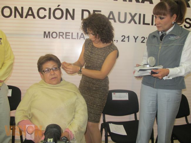 Entrega patrimonio de la beneficencia pública 145 aparatos auditivos para 89 personas.