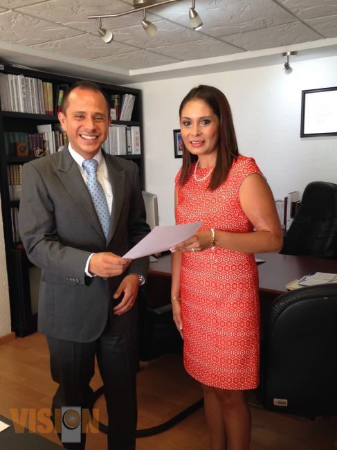 El director del SMRTV otorga nombramiento a la subdirección de planeación.