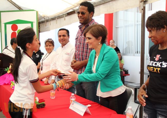 Entrega Ana Luisa Cervantes estímulos económicos a niños que viven en situación de riesgo