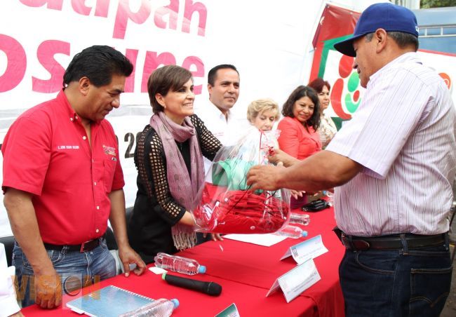 Ana Cervantes entrega 84 constancias y material deportivo
