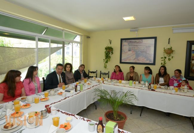 WLM festeja a maestras y maestros de los CECADES.