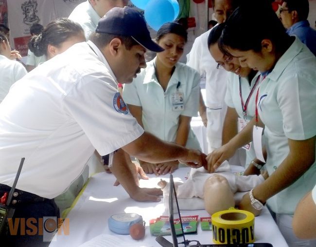 Concurrida feria de la salud en Uruapan