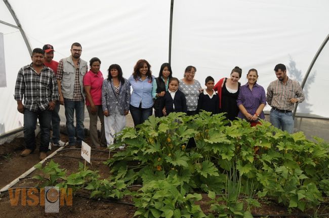 Patricia Mora realiza visita a huertos escolares en Contepec y entrega apoyos en Maravatío.