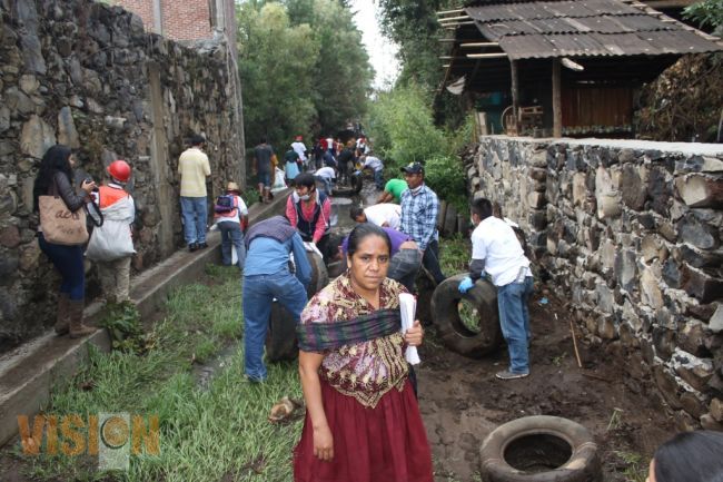 Efectúan en Uruapan intensa jornada de limpieza de barranca de la guerra