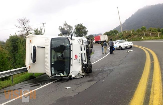 Camioneta derrapa y vuelca en piso mojado