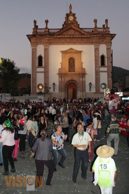 DIF Uruapan a los adultos mayores a participar en el programa Tardes de Danzón