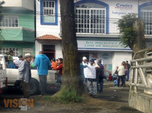 Plantón y bloqueo frente a casa de préstamos usurera de Uruapan
