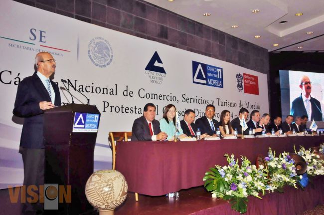 Gobernador del Estado, toma protesta a la nueva mesa directiva de la CANACO Morelia.
