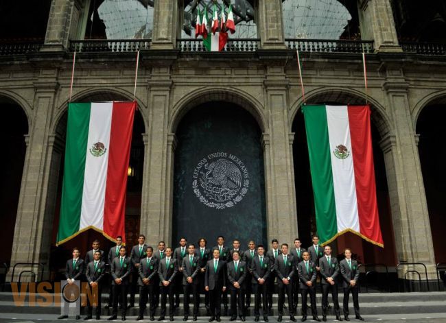 Abanderan a la Selección Mexicana de Fútbol rumbo al Mundial Brasil 2014. 