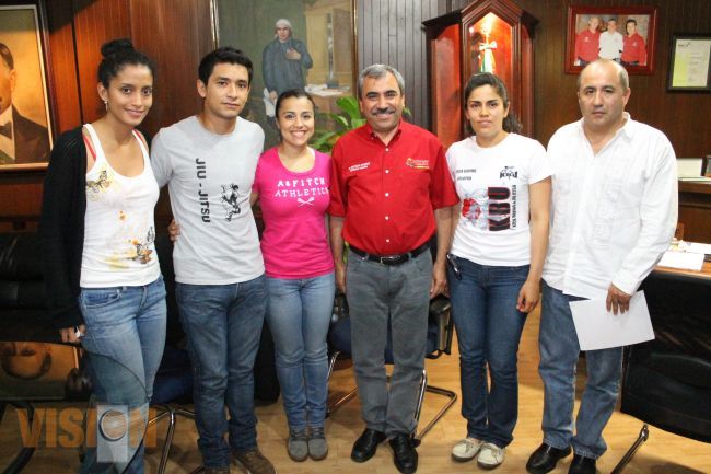 Aldo Macías recibe a deportistas uruapenses que representarán a México en Panamericanos de Cuba