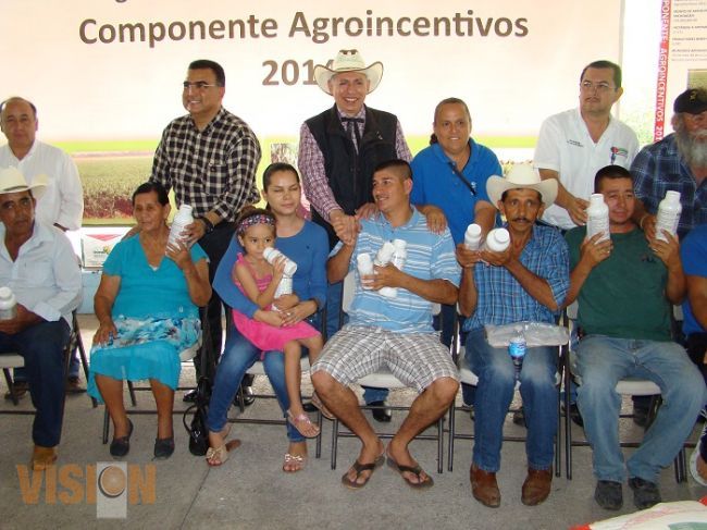 Entrega Sagarpa apoyos a productores de Tierra Caliente