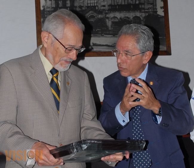Entregan reconocimiento al investigador mexicano  Ruy Pérez Tamayo