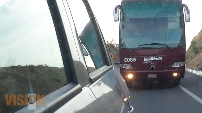 Normalistas retienen 40 unidades de transporte 