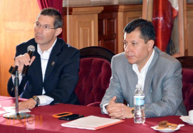 Presentan libro “El Gobierno Municipal en la Era Global”.