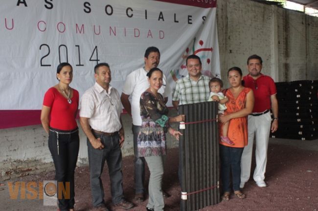 Entregan lámina a familias apatzinguenses de escasos recursos