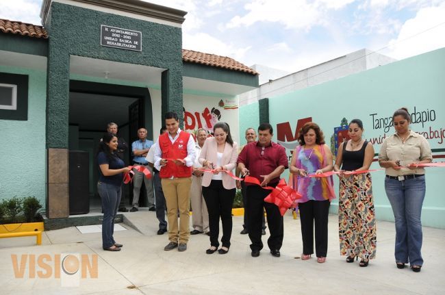 Nelly Sastré Gasca, inauguró unidad básica de rehabilitación en Santiago Tangamandapio.