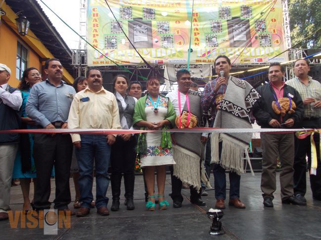 Reconocen autoridades la labor textil en la feria de Charapan
