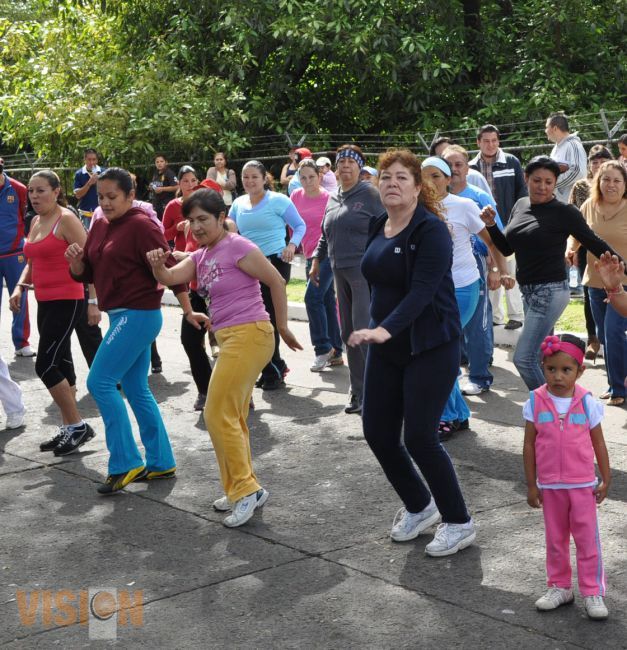 Cientos de familias se ejercitan y conviven en domingo latino familiar