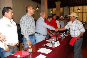 Entrega Fausto Vallejo 105 cartas de apoyo de programa de Adquisición de Activos Productivos.