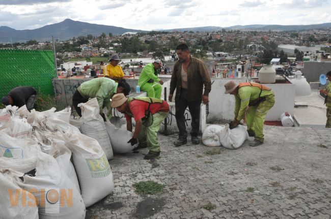 Atiende obras públicas reporte de desprendimiento de ladera en la colonia constituyentes