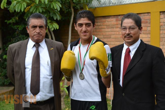 Conalep reconoce a alumno por haber obtenido medalla de plata en la Olimpiada Nacional 2014.