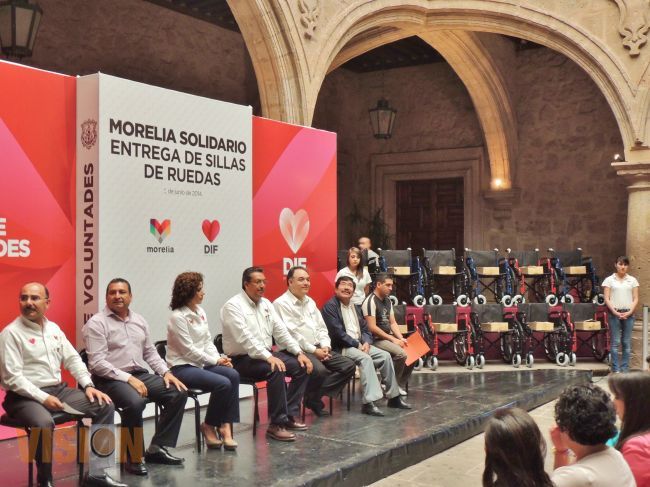 El DIF Morelia entregó 30 sillas de ruedas. 