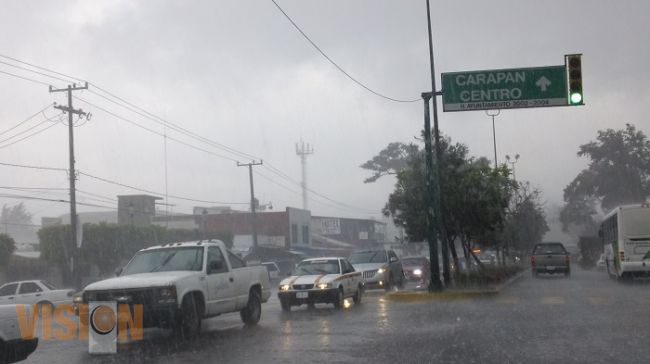 Encharcamientos y caos vial, por torrencial lluvia en Uruapan