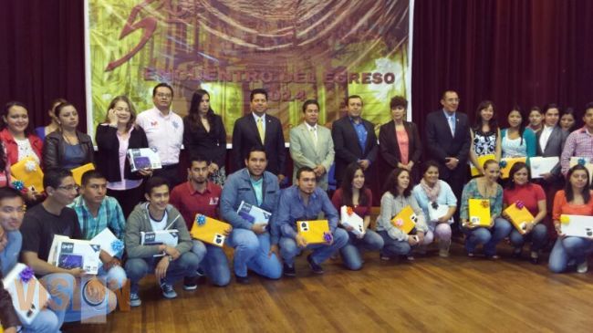 Antonio García entrega equipos tecnológicos a egresados de la UMSNH en representación de Silvano A