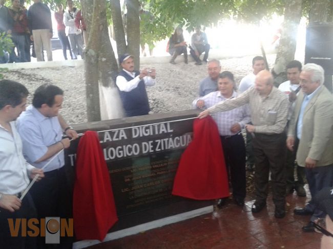 Inaugura plaza digital del Tecnológico de Zitácuaro, el diputado Juan Carlos Orihuela 