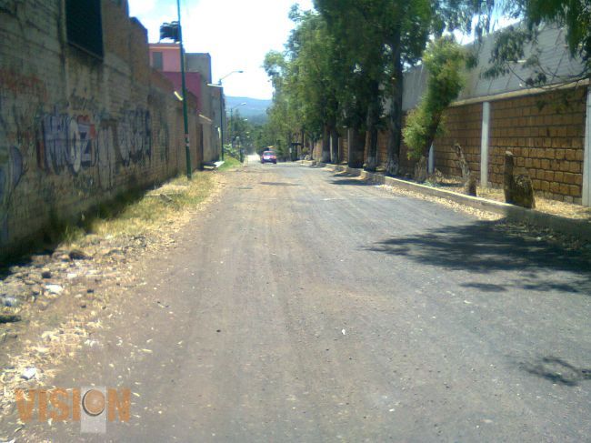 La Secretaría de Obras Públicas municipal pavimentará la calle José María López Rayón.