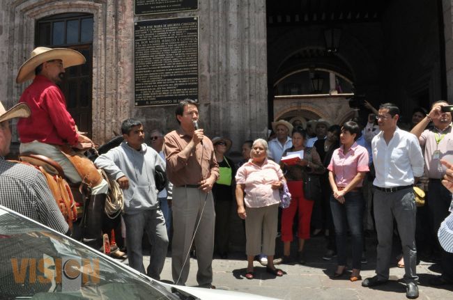 Regidores reciben a integrantes del Comité General de Colonias de tenencias de Sta María y Morelos.
