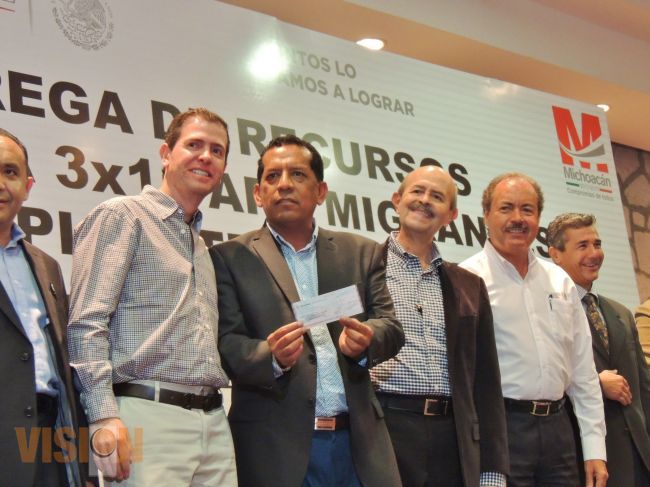 Gobierno del Estado entrega recursos a Migrantes del Programa 3x1 y Empleo Temporal.