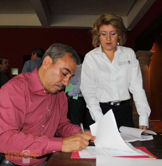 Aldo Macías recibió recursos para becas educativas