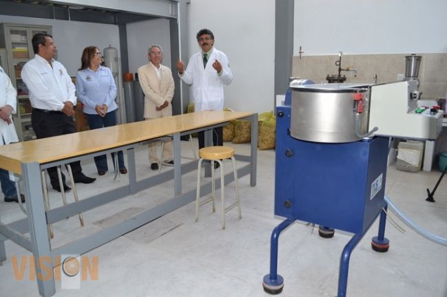 Entrega rector laboratorios para Facultad de Tecnologías de la Madera
