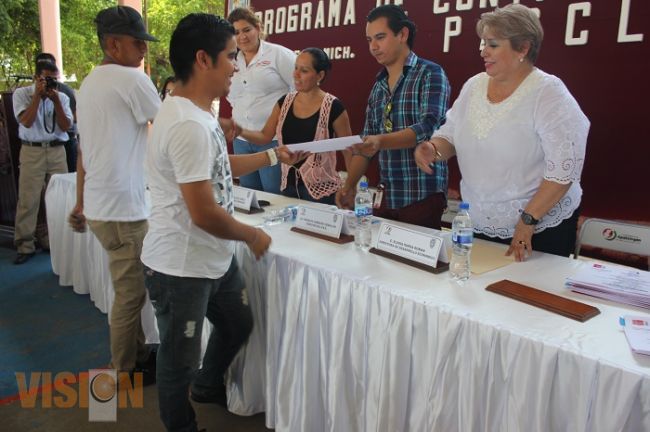Entregan apoyos a 100 jóvenes en Apatzingán