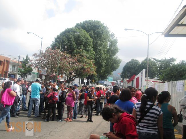  Ex policías toman  presidencia y exigen solución