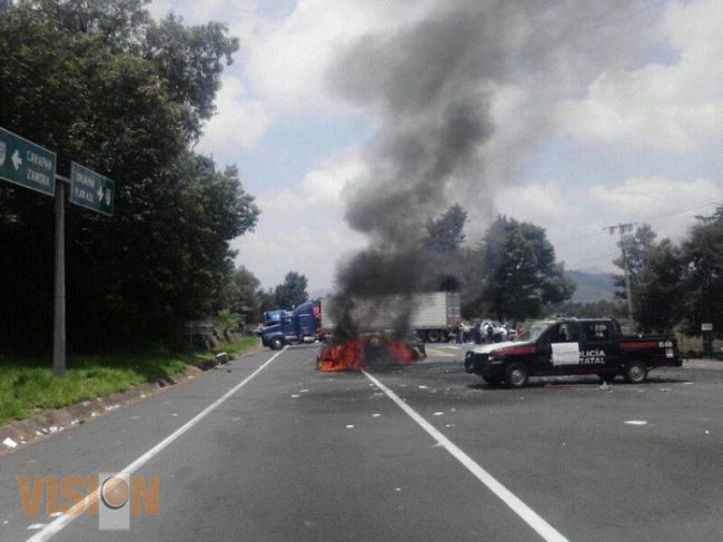 Comuneros de Capacuaro bloquean carretera e incendian dos vehículos