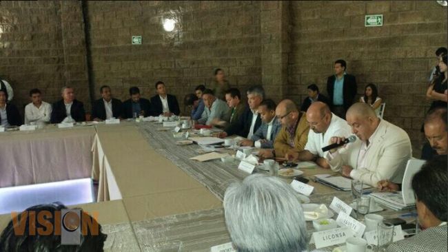 Comisionado Alfredo Castillo sostiene reunión con comuneros de Capacuaro