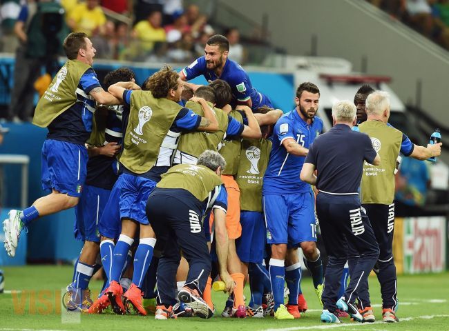 Italia se impone a Inglaterra. 