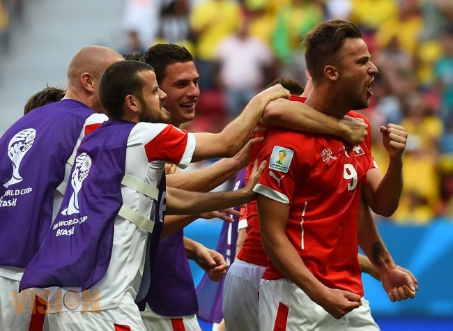 Suiza derrota a Ecuador con gol de último minuto.