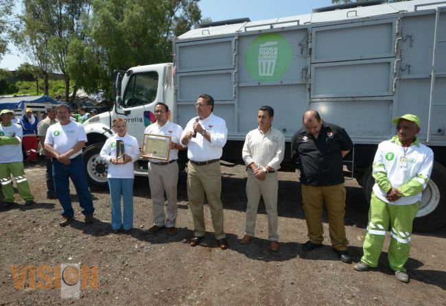 Festejan autoridades el premio “la escoba de oro” con los trabajadores de limpia.