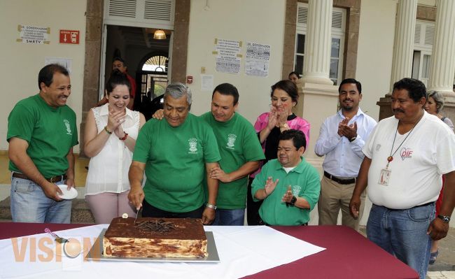 Patricia Mora de Vallejo festeja a papás del DIF Michoacán.