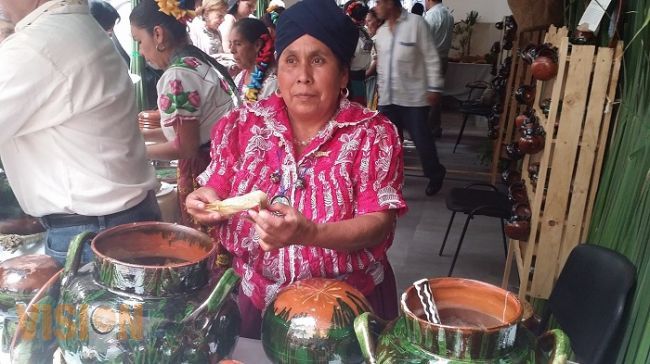 Cocineras tradicionales exponen sus habilidades culinarias en exposición