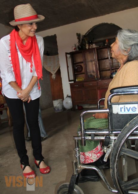 Ana Luisa Cervantes lleva apoyos sociales a familias de bajos recursos económicos de Uruapan