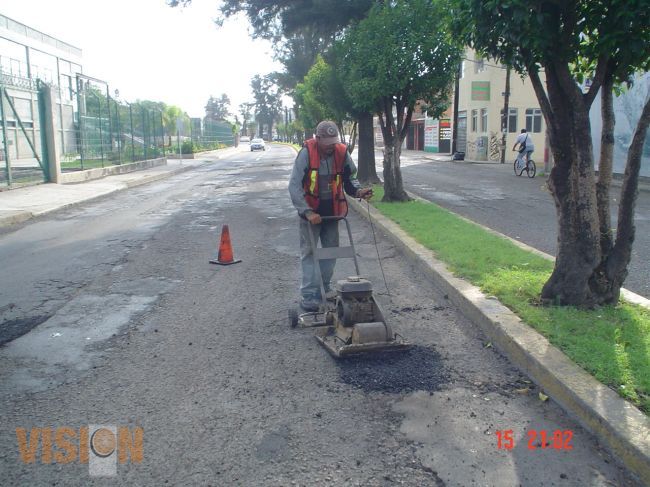 Ayuntamiento de Morelia realiza intensas labores de bacheo.