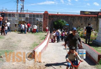 En calma y orden, morelianos acuden a panteones